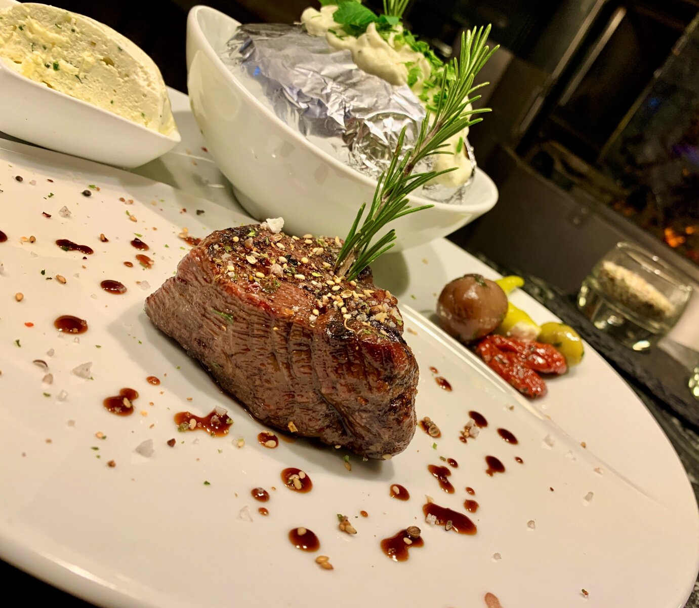 schön angerichtetes Steak der Eisch Gastronomie in Plattling